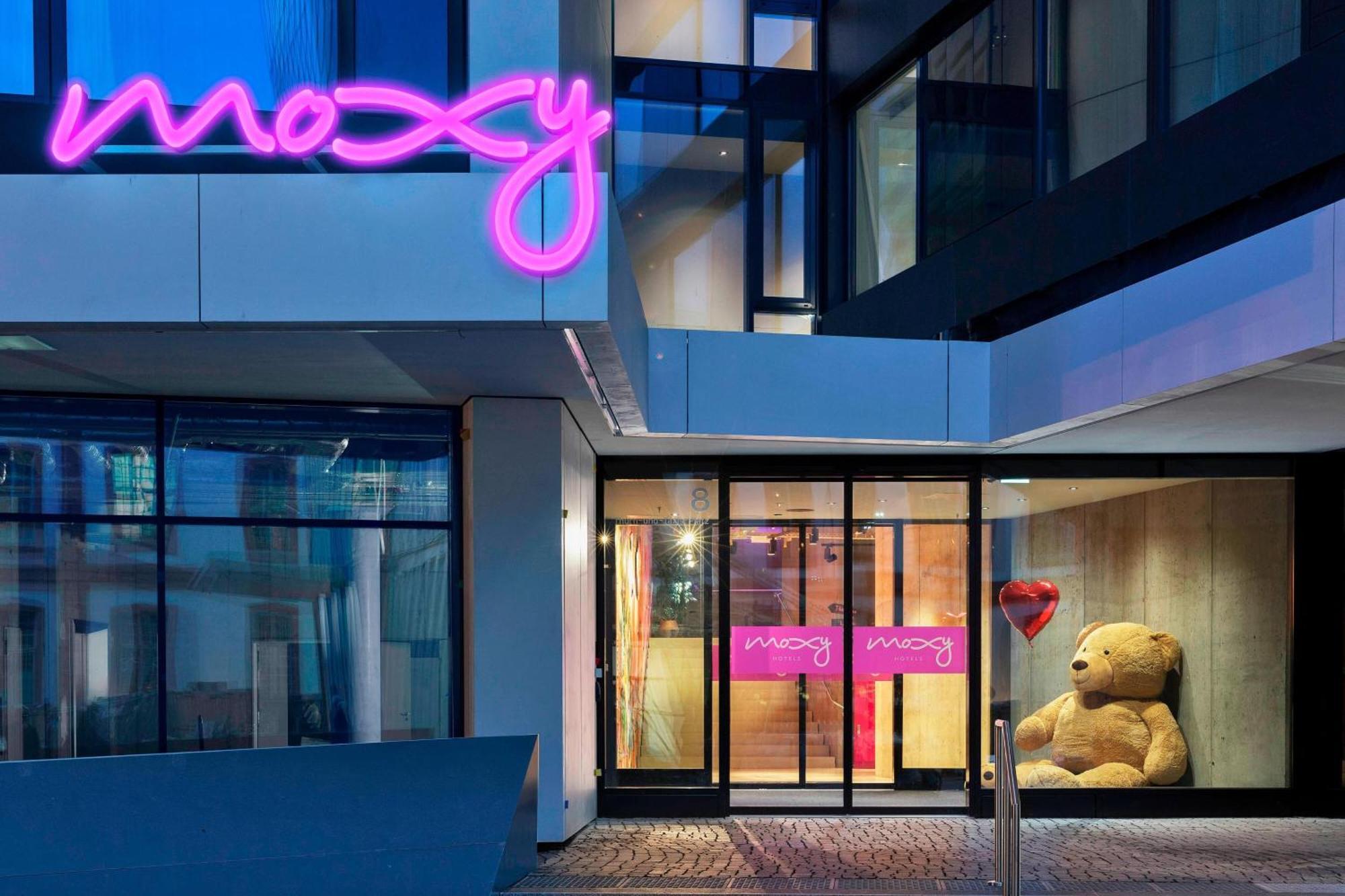 Moxy Frankfurt City Center Francoforte sul Meno Esterno foto